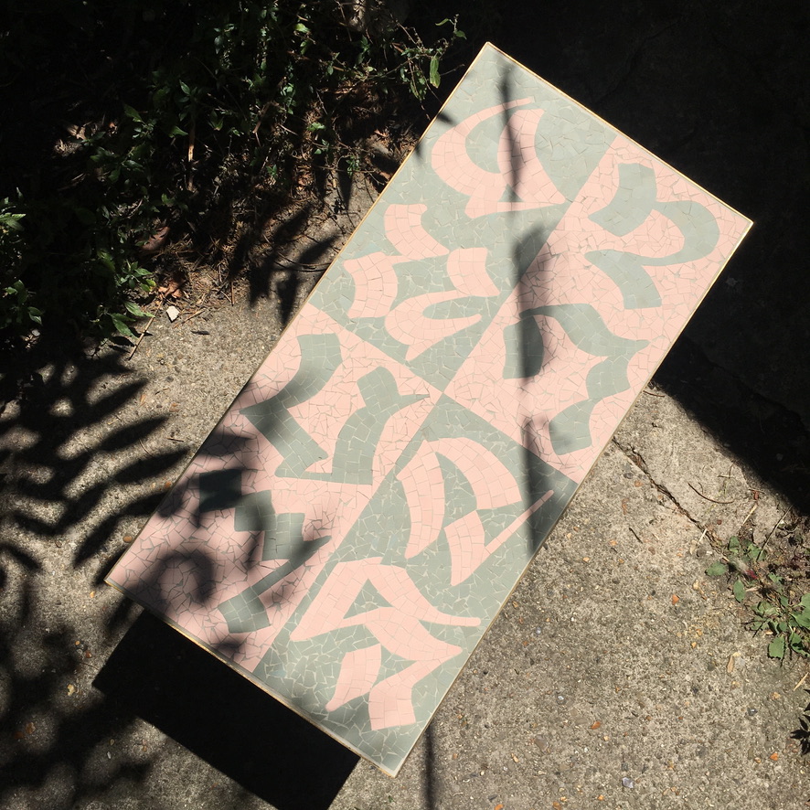 Table basse en mosaïque 

Grès cérame, 
plaque à carreler, laiton
45 x 90 cm