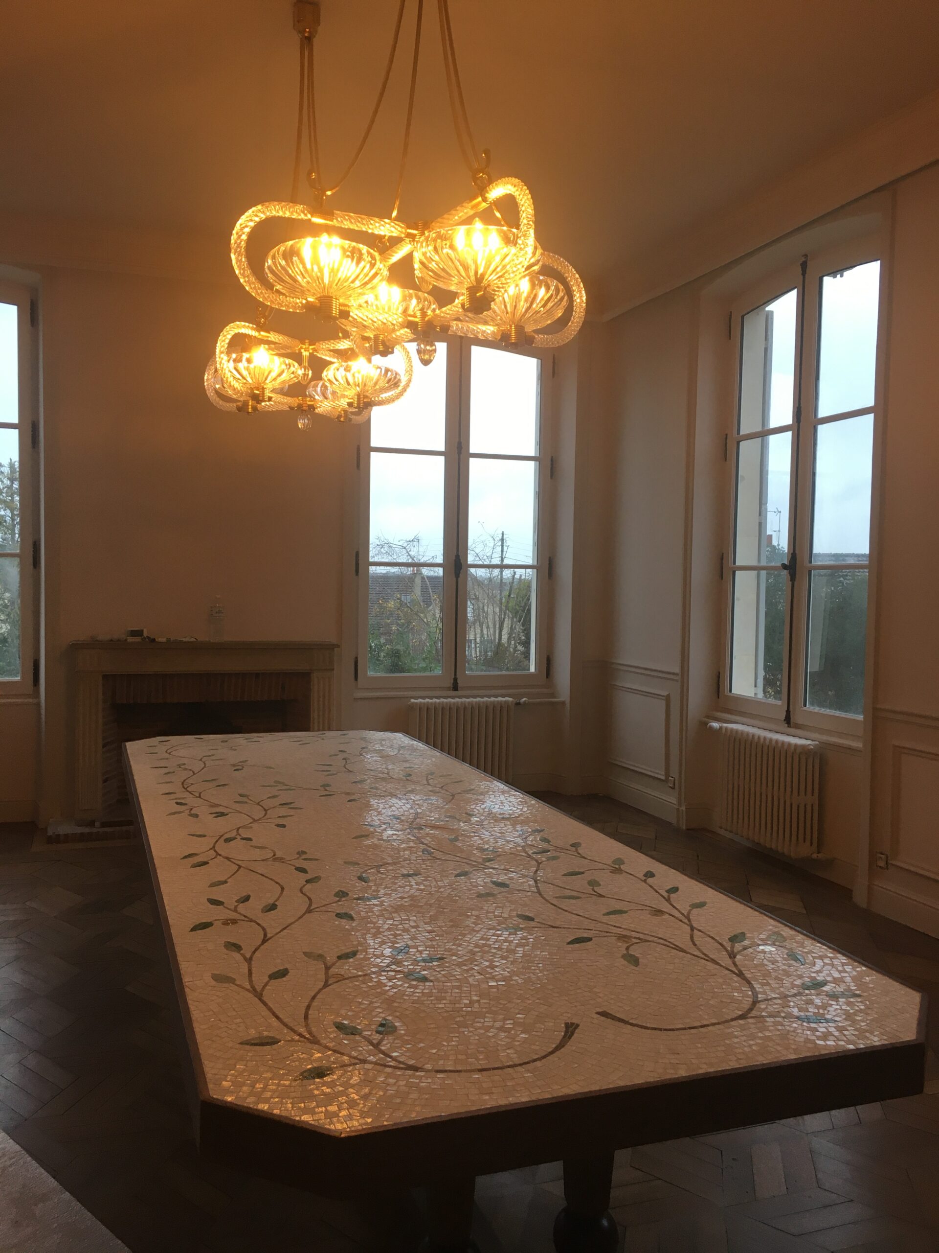 Pose de mosaïque (réalisée par l'atelier Mesguich Mosaik) sur table en bois massif Pâtes de verre, verre plaqué feuille d'or 
350 x 125 cm 
Falaises, Normandie