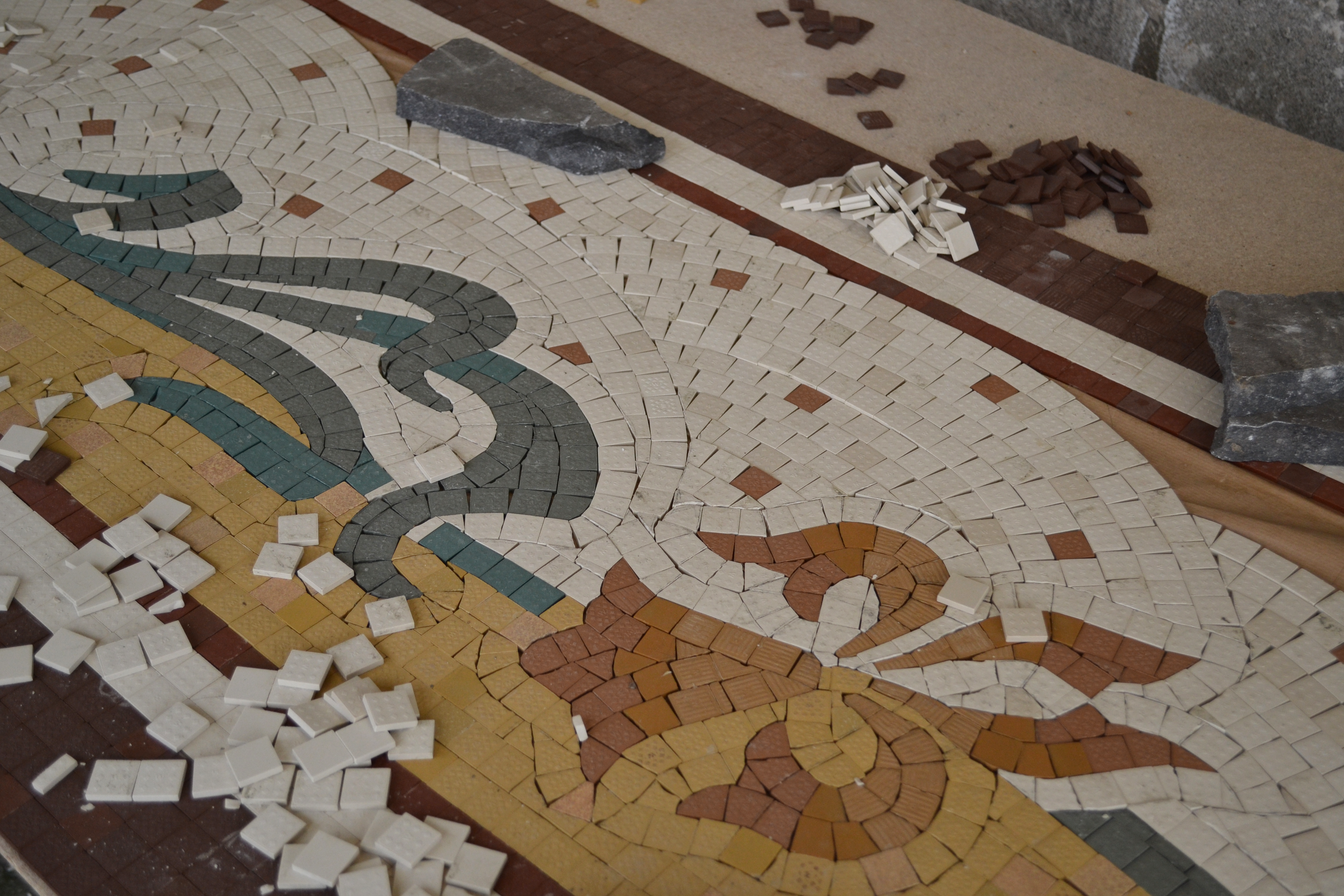 Restauration de sol en mosaïque de type Art Nouveau Fabrication des anciens motifs à l'identique grès cérames industriels
Quartier Bourse de Commerce, Paris