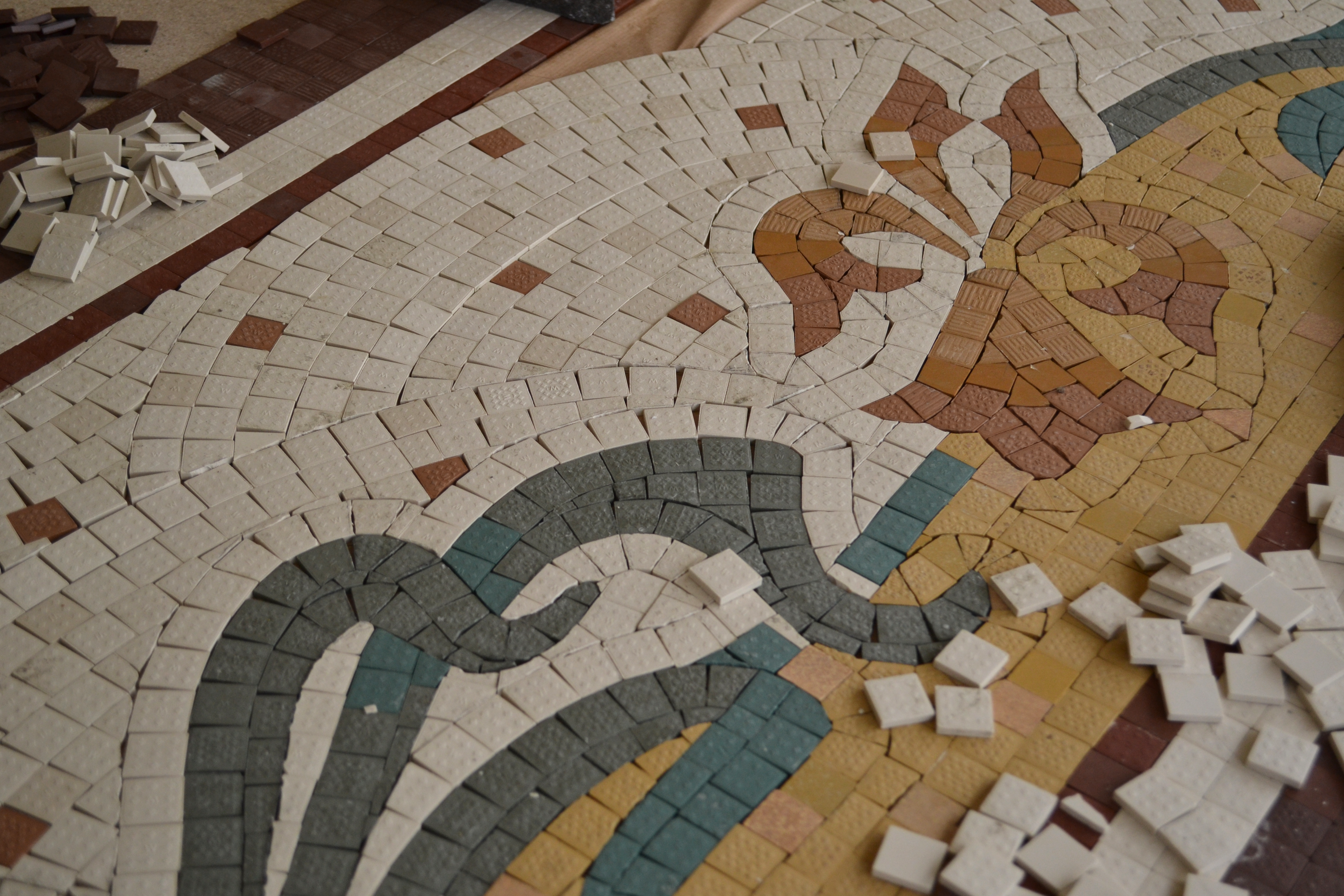 Restauration de sol en mosaïque de type Art Nouveau Fabrication des anciens motifs à l'identique grès cérames industriels
Quartier Bourse de Commerce, Paris